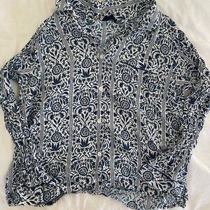 Eberjay Long Skeeve Pajama Top in printed blue and white pattern Size Medium